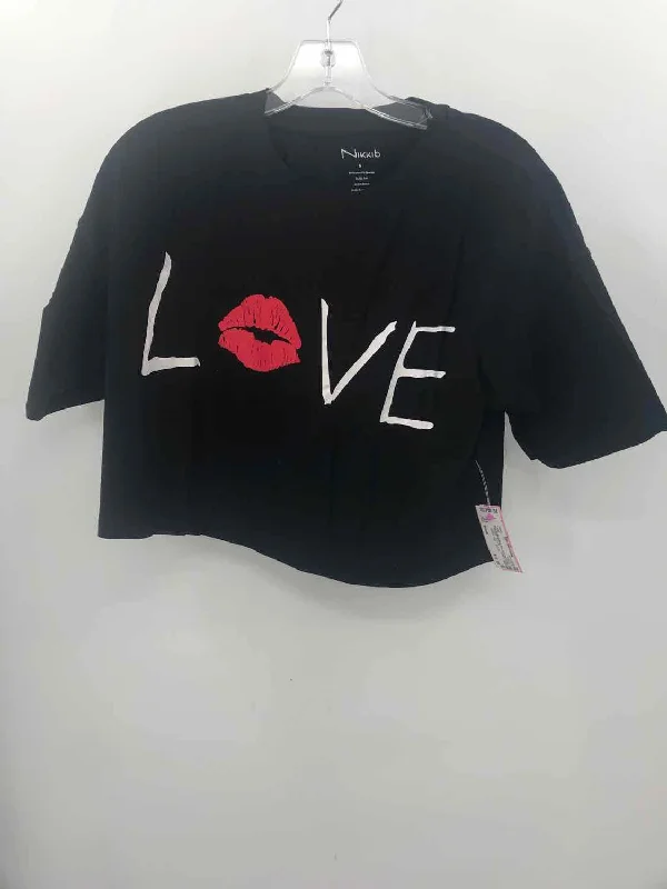 Pre-Owned Nikki B Black Size Small Printed T-shirt-- Cozy Warm Stylish