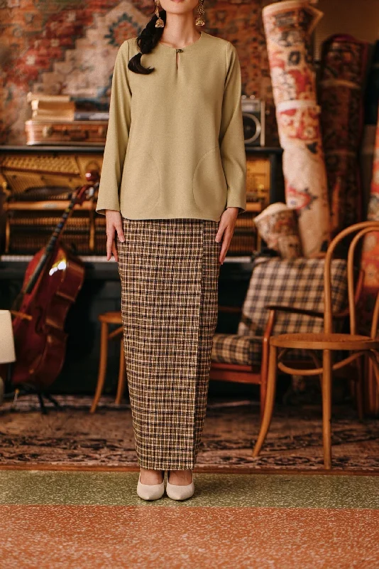 The Akar Kita Women Folded Skirt - Evergreen Grid ribbed skirt waist