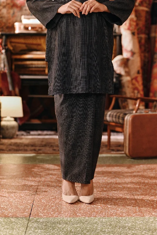 The Akar Kita Women Folded Skirt - Nature Black silk skirt lustrous