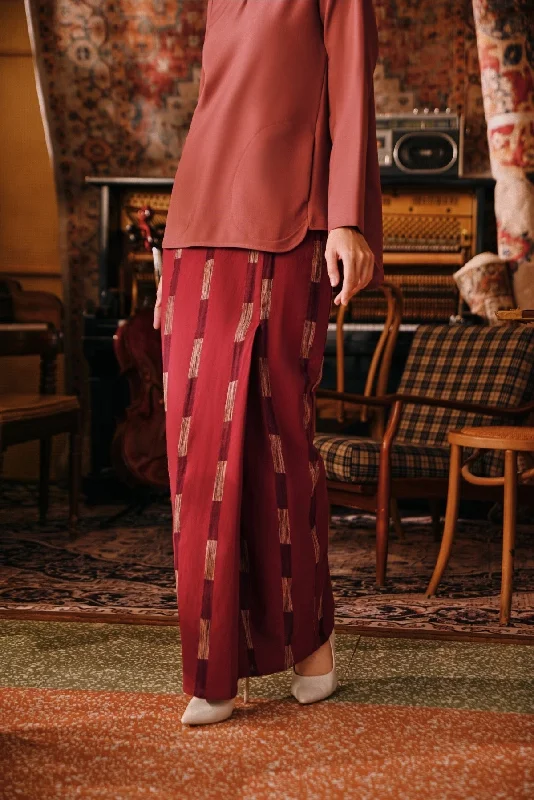 The Akar Kita Women Folded Skirt - Emberline wool skirt breathable
