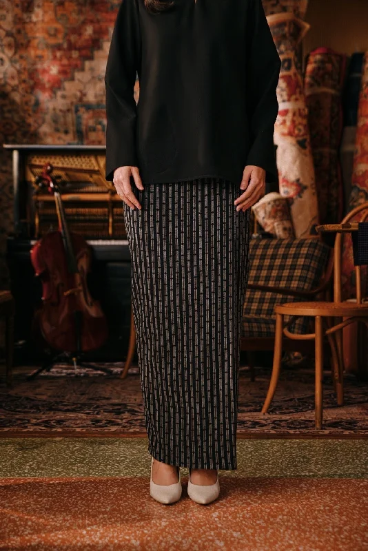 The Akar Kita Women Folded Skirt - Black Streak seamless skirt comfort
