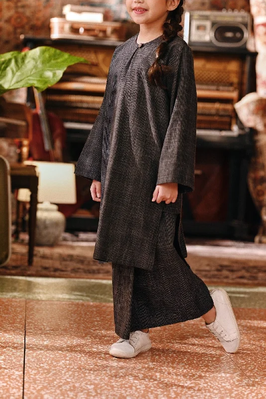 The Akar Kita Folded Skirt - Nature Black slim fit skirt